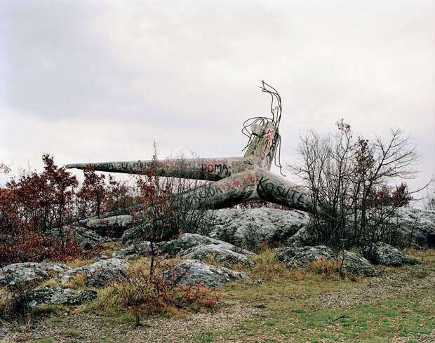 Памятник погибшим в одном из сел в Хорватии. Уже сам лежит на боку
