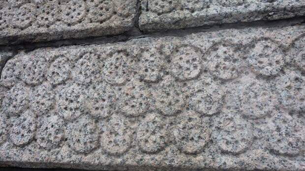 Часть узоров уже съела эрозия. 