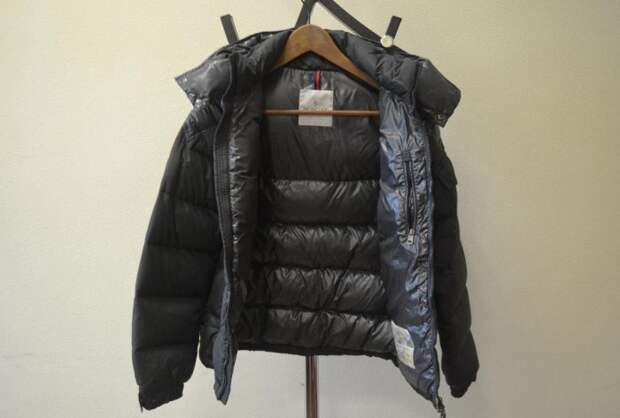 Сушить куртку нужно в вертикальном положении, повесив изделие на плечики / Фото: severdv.ru