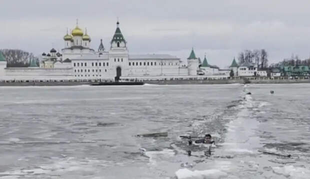 Челябинский Чистомэн, собирая мусор на берегу, бросился спасать тонущего мужчину