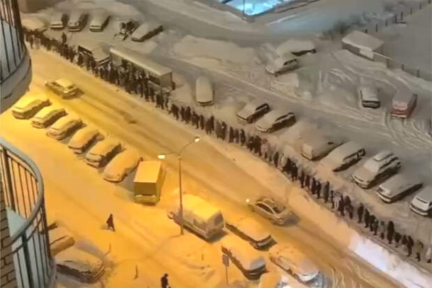 Жители Подмосковья выстроились в огромные очереди в ожидании автобусов