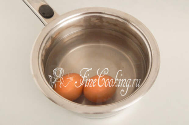 Ставим вариться куриные яйца (2 штуки) вкрутую - 9-10 минут после закипания на среднем огне