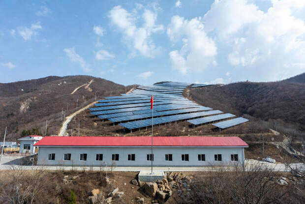 В горах Северной Кореи запустили мощнейшую солнечную электростанцию — и это только начало