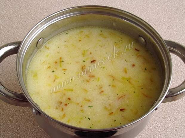 готовый суп из курицы с плавленным сыром