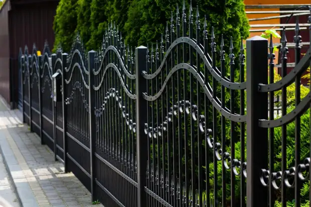 Красивый забор для загородного дома. Идеи и материалы
