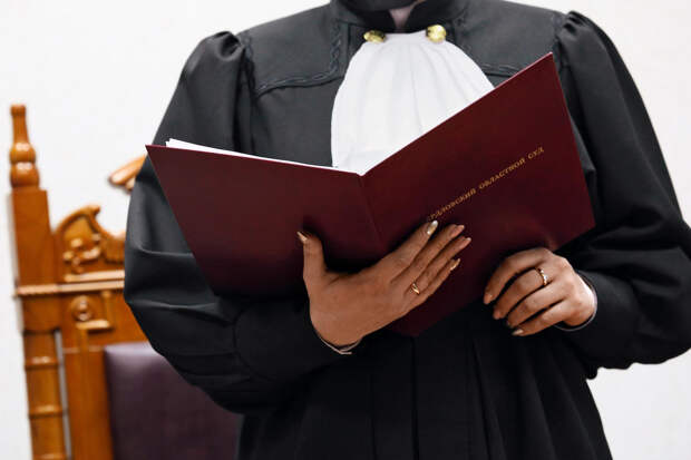 Российская судья незаконно вернула авторитетам имущество на 10 миллиардов рублей