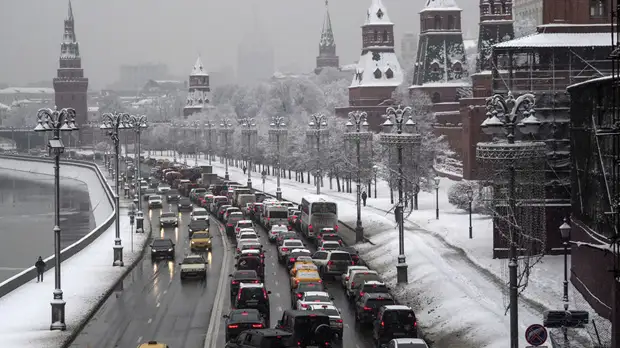 Водителей в Москве попросили пересесть на общественный транспорт из-за непогоды