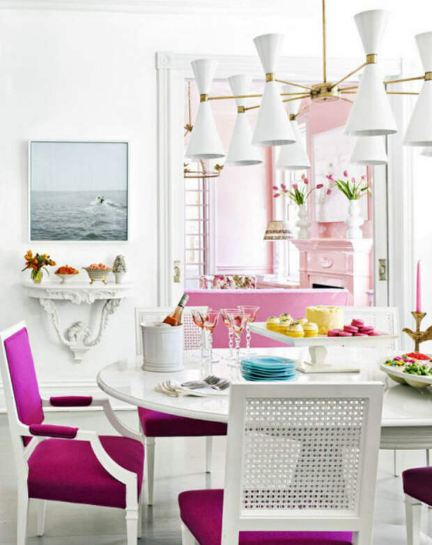 Белоснежная столовая с ярко-розовыми акцентами.