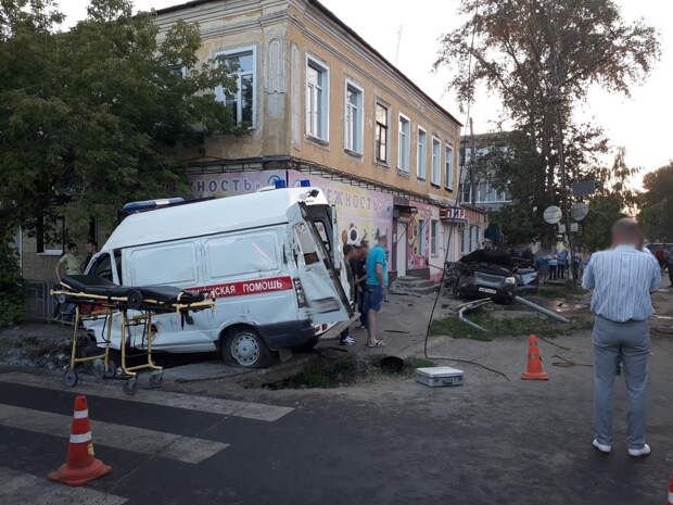 В Тамбовской области 17 июня в городе Моршанске в 19.09 часов вечера на перекрёстке улиц Интернациональная-Ленина произошло ДТП с участием скорой помощи. В результате погибла 35-летняя фельдшер, ещё несколько человек пострадали. Об этом сообщила пресс-служба Госавтоинспекции региона.