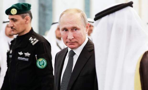 На фото: президент РФ Владимир Путин (в центре) после церемонии подписания совместных документов по итогам российско-саудовских переговоров
