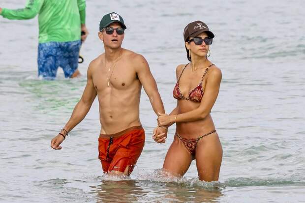 44-летнюю Джессику Альбу в бикини сняли с новым возлюбленным