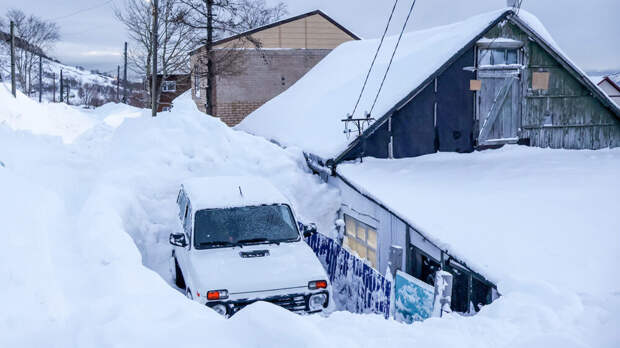 В столице Камчатки бригады рабочих вручную борются с лужами на дорогах