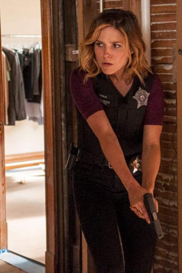 Lindsay Takes Cover - Chicago PD Season 3 Episode 2