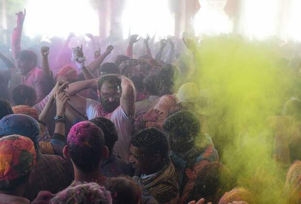 Красочный фестиваль Lathmar Holi в Индии