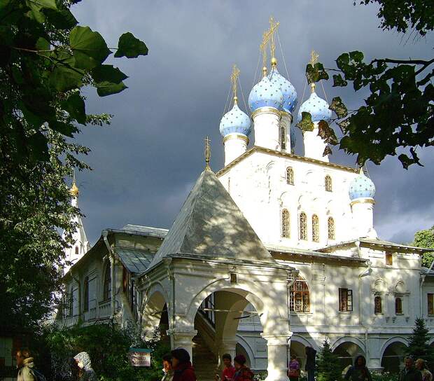 Прогулки по Коломенскому. Церковь Казанской Божьей Матери.
