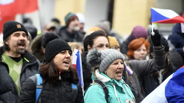 В Праге протестующие против ограничительных мер из-за COVID-19 подошли к зданию парламента
