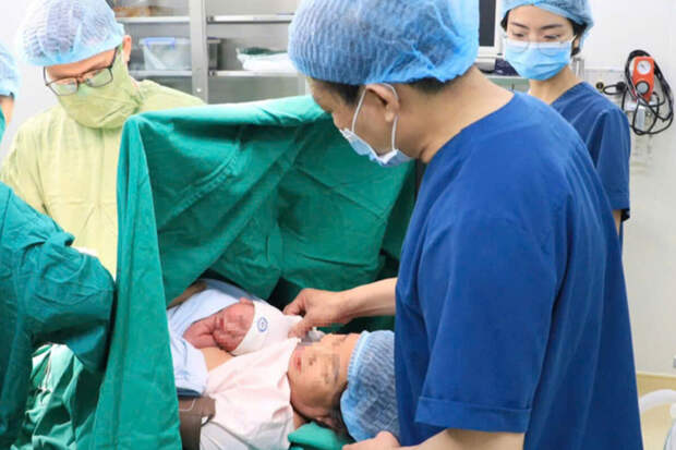 Во Вьетнаме 60-летняя женщина родила ребенка в Международный день счастья