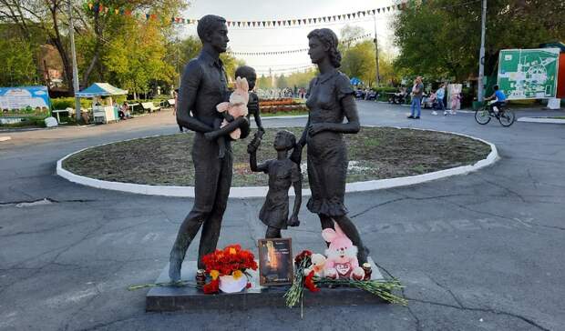 В Центральном парке Орска организовали мемориал в память о трагедии в Казани