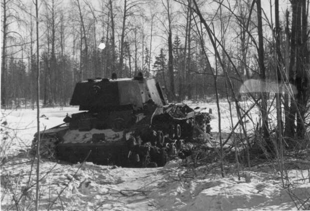 Советский тяжёлый танк КВ-1, подбитый в районе Волхова. 1942 год. waralbum.ru - Группа «Волхов» в боях за Волхов | Warspot.ru