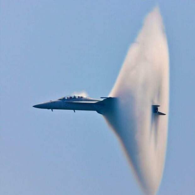 Истребитель F/A-18 Hornet преодолевает звуковой барьер Истребитель F/A-18 Hornet преодолевает звуковой барьер