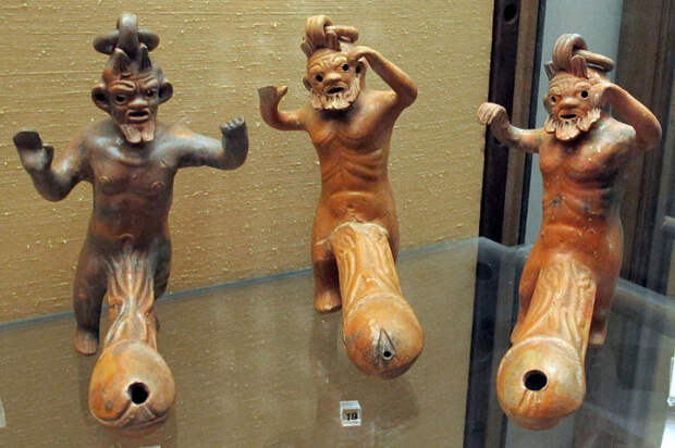 Фаллоимитаторы из экспозиции Национального археологического музея Неаполя.