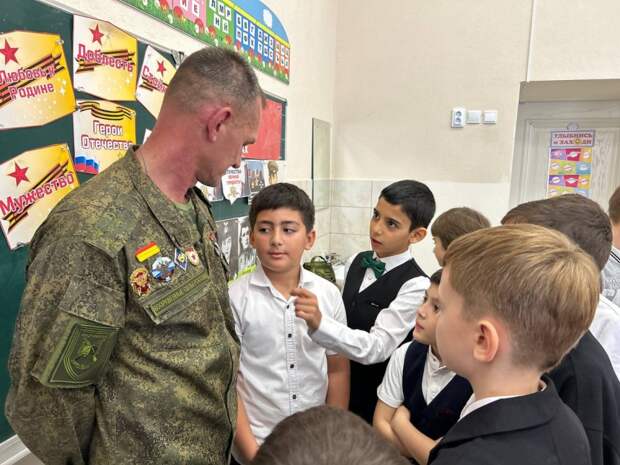 Школьники Майкопа пообщались с ветеранами СВО