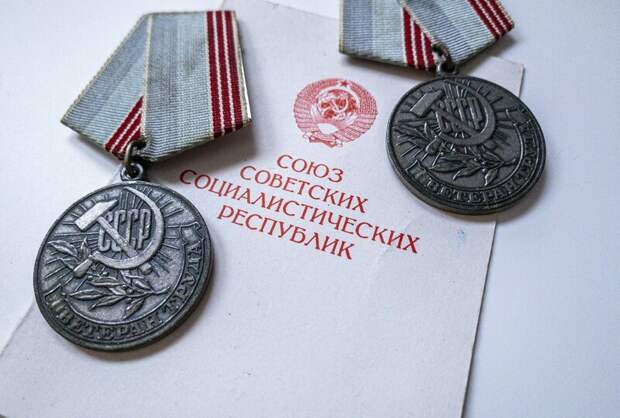 «Судебные приставы Ленинградской области готовятся к 9 Мая: вручение медалей ветеранам»