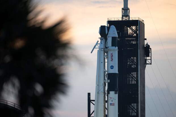 Ракета SpaceX Falcon 9 с капсулой Crew Dragon