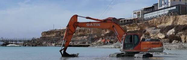 В Актау чистят Каспийское море