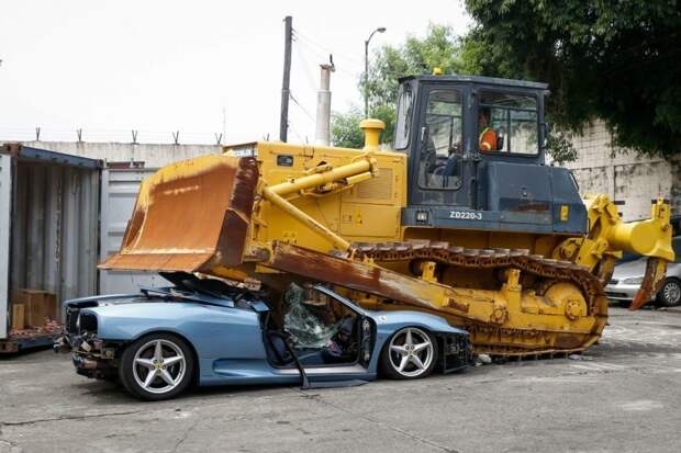Контрабандный Ferrari 360 Spider раздавлен бульдозером на Филиппинах авто, автомобили, контрабанда, конфискация, спорткары, суперкары, филиппины
