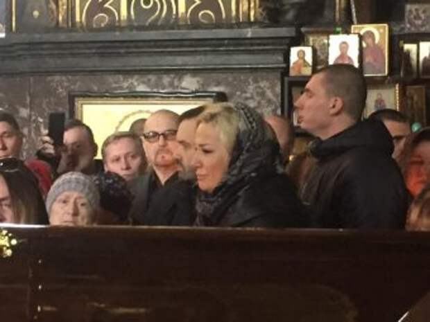 Похороны Вороненкова в Киеве: Максакова встала на колени у гроба мужа (ВИДЕО)