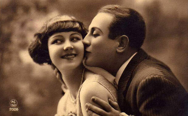 Французские открытки, в которых показано, как романтично целовались в 1920-е годы 12