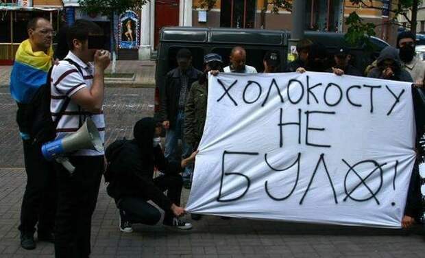 Вслед за русофобией Украину охватывает махровый антисемитизм. Об этом в эфире своего блога заявил бывший представитель НАТО в России Гарри Табах, передаёт корреспондент «ПолитНавигатора».