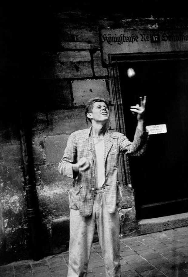 Джон Кеннеди жонглирует, Нюрнберг, 1937 год. вещи., время, история, люди, фото