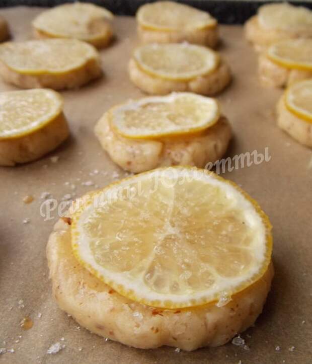 выкладываем лимонные кружочки и посыпаем сахаром