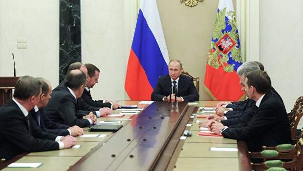 Владимир Путин во время заседания Совета безопасности РФ в Кремле. 28 ноября 2016