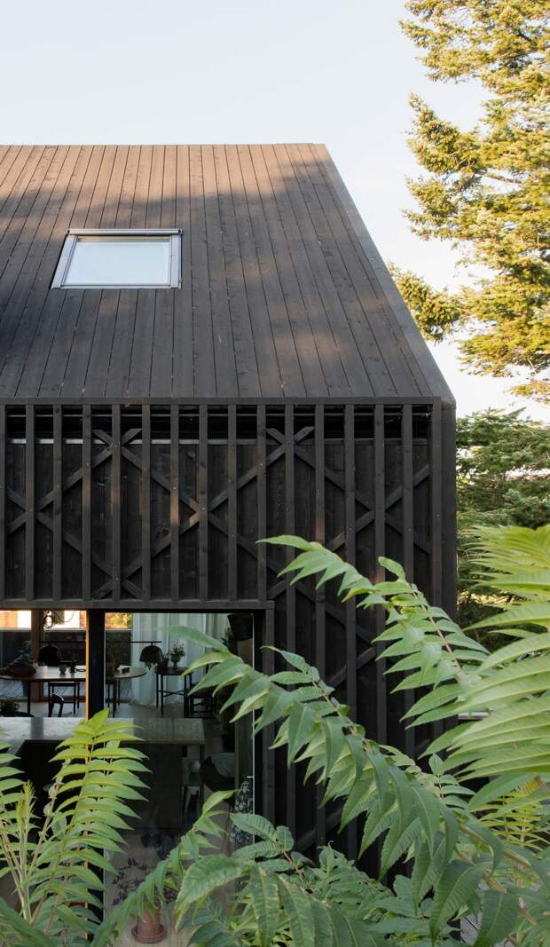 Деревянный дом с решетчатым фасадом в Швеции