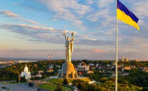 На фото: флаг Украины на фоне монумента «Родина-мать» в центре Киева, Украина