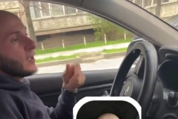 В Краснодаре таксист оскорбил пассажирку и потребовал деньги за возврат вещей