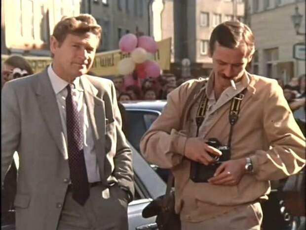 Люди держали в руках портреты незнакомого человека, и скандировали