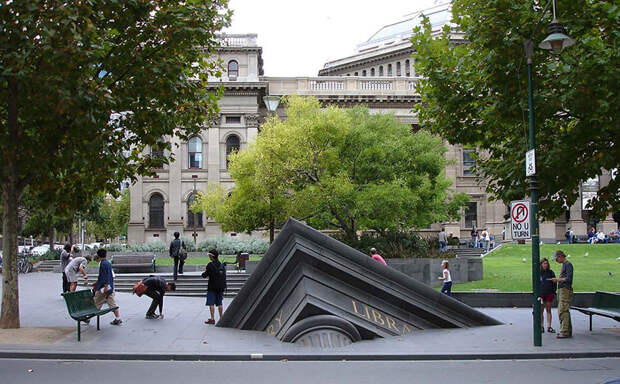 Тонущая библиотека в Мельбурне, Австралия. достопримечательности, искусство, памятники