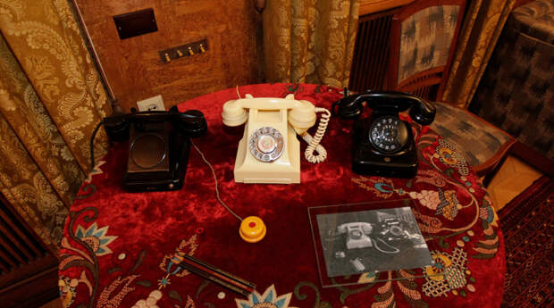 Телефонные аппараты, которыми были уставлены все дачи вождя (Дача в Кунцево). | Фото: gazeta.ru.