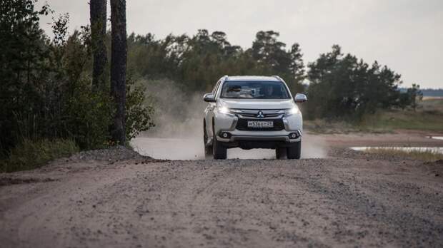Сохранил ли новый Mitsubishi Pajero Sport свою суровость и страшно ли на нем заезжать в глушь. Фото 5