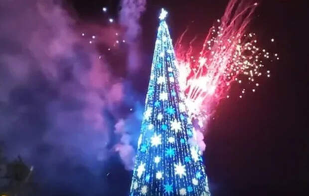 В Дербенте загорелась самая высокая новогодняя ёлка Северного Кавказа (видео)