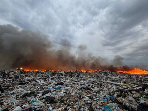 В Евпатории снова загорелся мусорный полигон