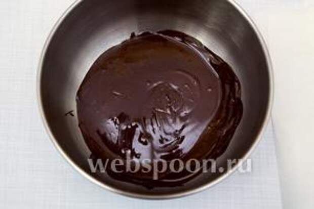 Приготовим украшение для торта. На водяной бане растопим шоколад. У меня чёрный, 75%.