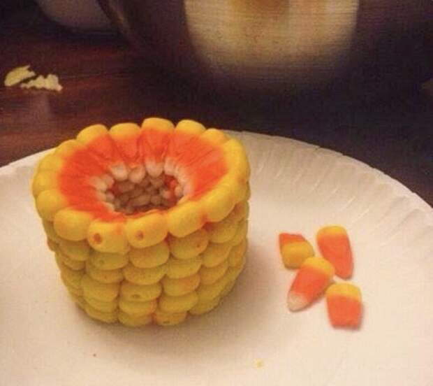 Конфеты кенди корн (candy corn, в переводе - сладкая кукуруза), популярные в США, образуют кукурузу, если сложить их друг на друга