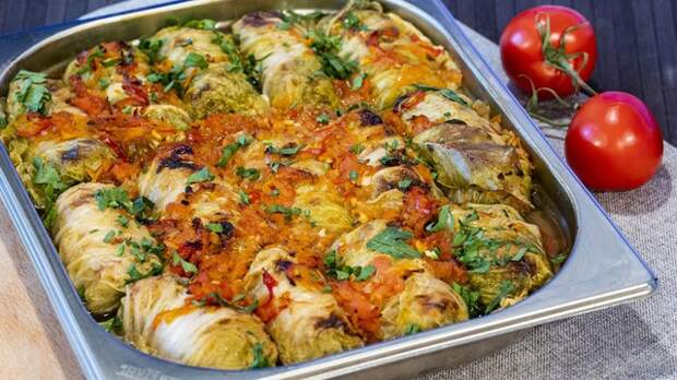 Фото к рецепту: Голубцы из пекинской капусты с мясным фаршем и овощами