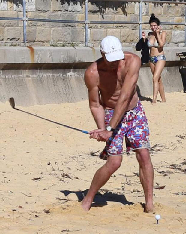 В Сиднее водитель Maserati выехал на пляж, чтобы поиграть там в гольф авто, гольф, пляж