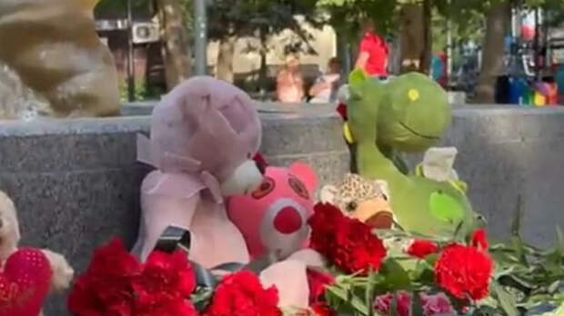 В Севастополе люди несут цветы к стихийному мемориалу в память о погибших